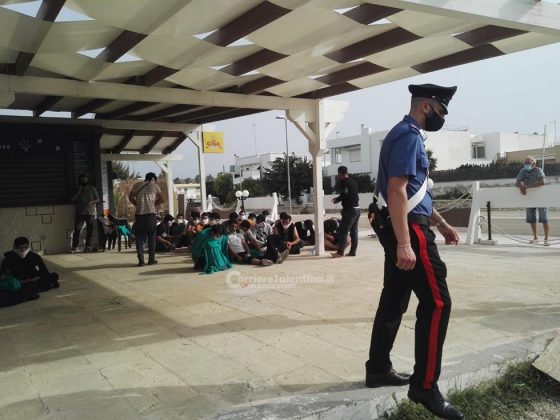 Sbarco all'alba, tra i migranti anche un neonato. Barca arenata, presi gli scafisti. In due con febbre - Corriere Salentino