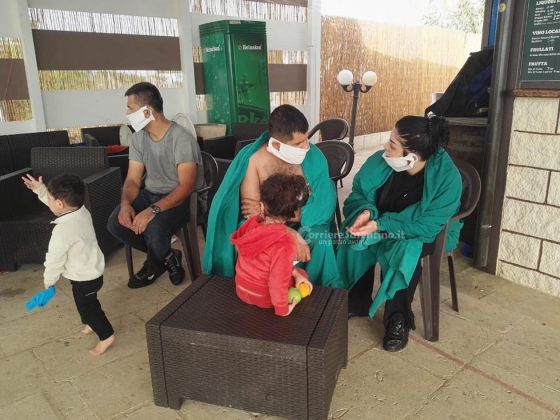 Sbarco all'alba, tra i migranti anche un neonato. Barca arenata, presi gli scafisti. In due con febbre - Corriere Salentino