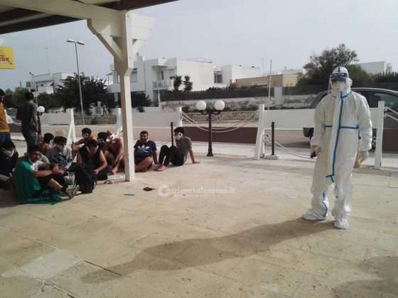 Sbarco all'alba, tra i migranti anche un neonato. Barca arenata, presi gli scafisti. In due con febbre - Corriere Salentino