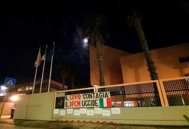 Nuovo Dpcm: striscione, cartelli e lumini cimiteriali sul Palazzo della Regione - Corriere Salentino