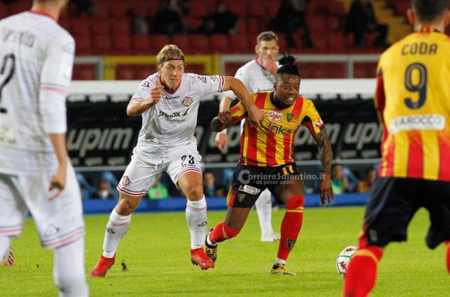 Il Lecce risorge nel secondo tempo e acciuffa un pari, con la Cremonese finisce 2-2 - Corriere Salentino