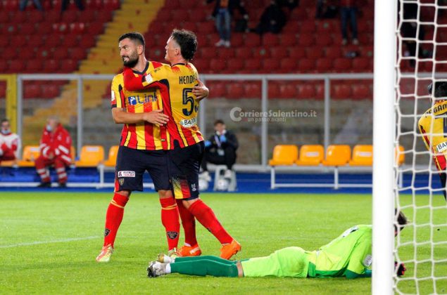 Il Lecce risorge nel secondo tempo e acciuffa un pari, con la Cremonese finisce 2-2 - Corriere Salentino