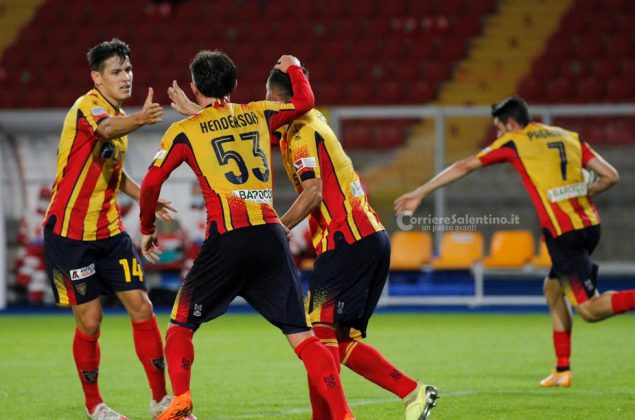 Il Lecce risorge nel secondo tempo e acciuffa un pari, con la Cremonese finisce 2-2 - Corriere Salentino