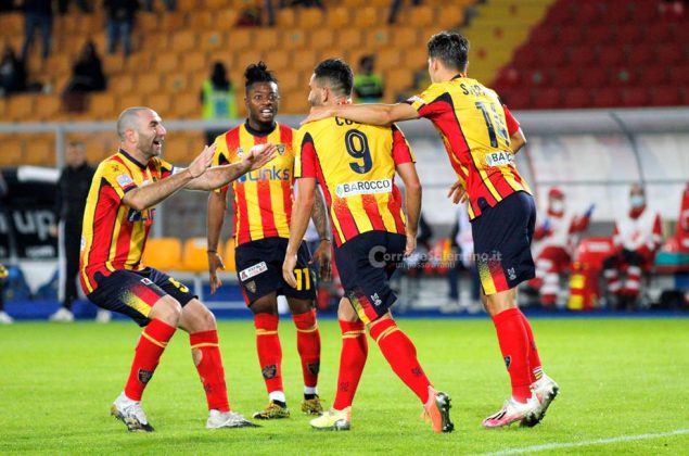 Il Lecce risorge nel secondo tempo e acciuffa un pari, con la Cremonese finisce 2-2 - Corriere Salentino