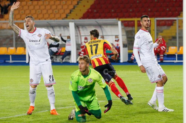 Il Lecce risorge nel secondo tempo e acciuffa un pari, con la Cremonese finisce 2-2 - Corriere Salentino