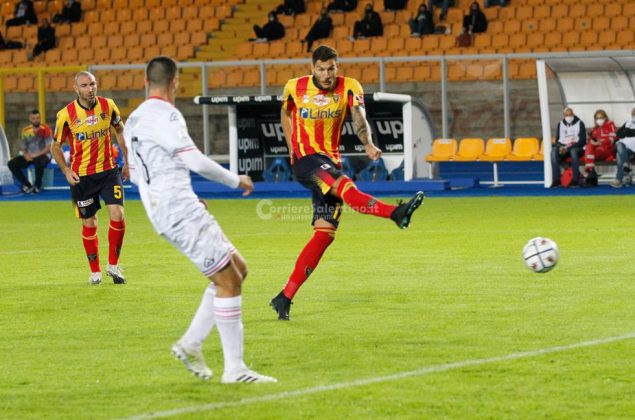 Il Lecce risorge nel secondo tempo e acciuffa un pari, con la Cremonese finisce 2-2 - Corriere Salentino