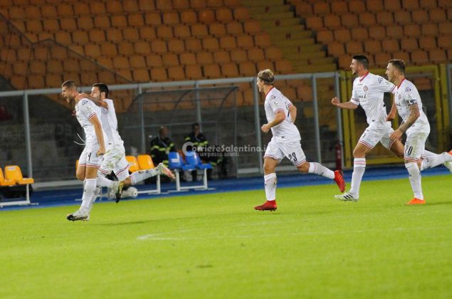 Il Lecce risorge nel secondo tempo e acciuffa un pari, con la Cremonese finisce 2-2 - Corriere Salentino