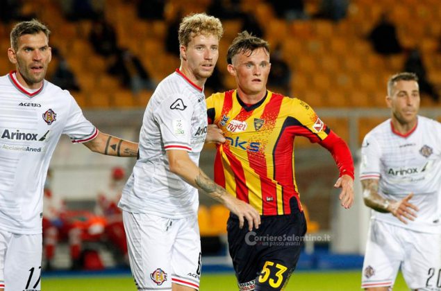 Il Lecce risorge nel secondo tempo e acciuffa un pari, con la Cremonese finisce 2-2 - Corriere Salentino