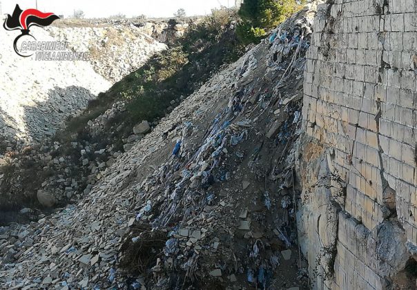 Rifiuti tombati nella cava dismessa: sigilli a due discariche abusive e due denunce - Corriere Salentino