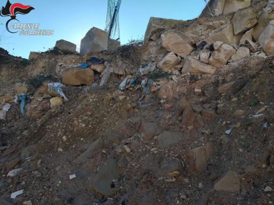 Rifiuti tombati nella cava dismessa: sigilli a due discariche abusive e due denunce - Corriere Salentino