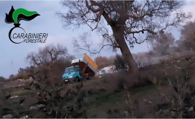 Gettano nei campi altrui rifiuti speciali e realizzano una discarica abusiva: in due nei guai - Corriere Salentino