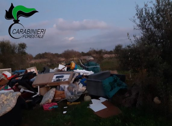 Gettano nei campi altrui rifiuti speciali e realizzano una discarica abusiva: in due nei guai - Corriere Salentino