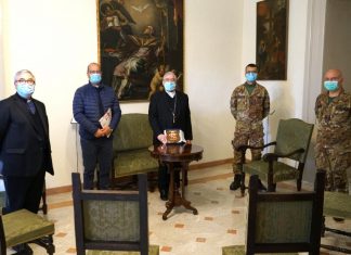 La solidarietà dei “Cavalleggeri di Lodi” di Lecce: generi di prima necessità alla Caritas