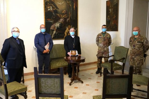 La solidarietà dei "Cavalleggeri di Lodi" di Lecce: generi di prima necessità alla Caritas - Corriere Salentino