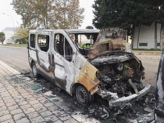 Nuovo raid contro i mezzi di una ditta di noleggio auto, bruciati nella notte altri due furgoni - Corriere Salentino