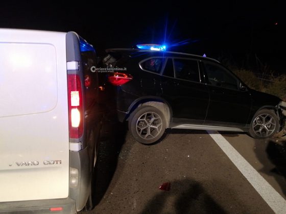 Auto a fuoco sulla statale, fumo invade corsia opposta: schianto tra furgone e Bmw - Corriere Salentino