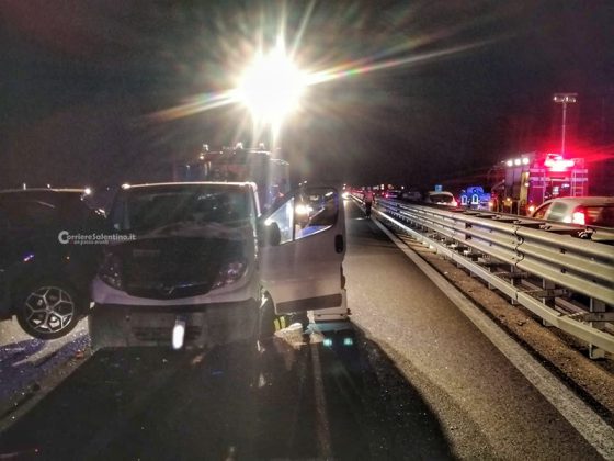 Auto a fuoco sulla statale, fumo invade corsia opposta: schianto tra furgone e Bmw - Corriere Salentino