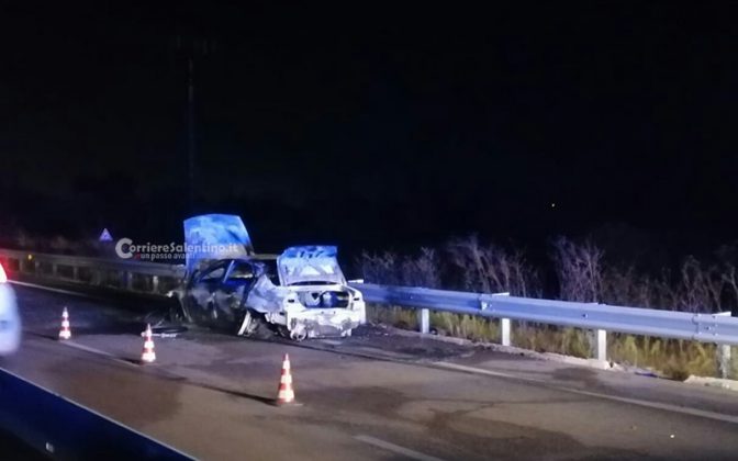 Auto a fuoco sulla statale, fumo invade corsia opposta: schianto tra furgone e Bmw - Corriere Salentino