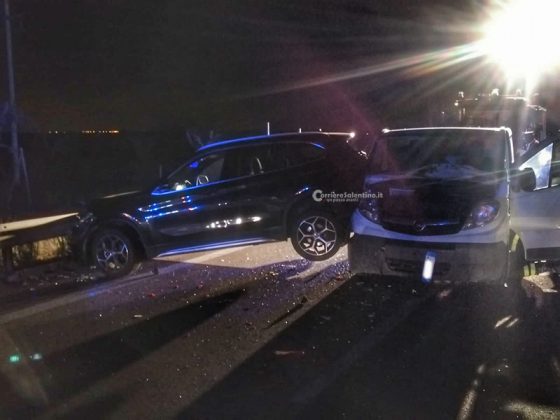 Auto a fuoco sulla statale, fumo invade corsia opposta: schianto tra furgone e Bmw - Corriere Salentino