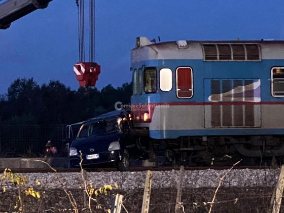 Tragedia sfiorata: auto sfonda sbarre del passaggio a livello, travolta dal treno. Un ferito - Corriere Salentino