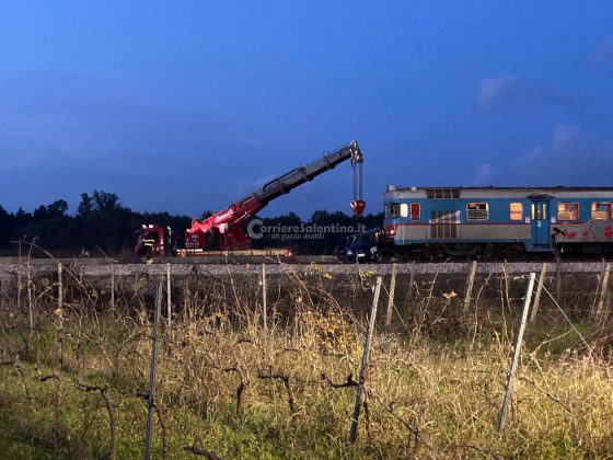 Tragedia sfiorata: auto sfonda sbarre del passaggio a livello, travolta dal treno. Un ferito - Corriere Salentino