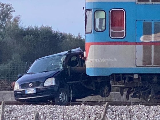 Tragedia sfiorata: auto sfonda sbarre del passaggio a livello, travolta dal treno. Un ferito - Corriere Salentino