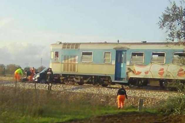 Tragedia sfiorata: auto sfonda sbarre del passaggio a livello, travolta dal treno. Un ferito - Corriere Salentino