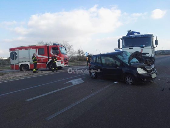 Violento scontro tra auto e camion sulla statale: ferita 51enne, in codice rosso - Corriere Salentino