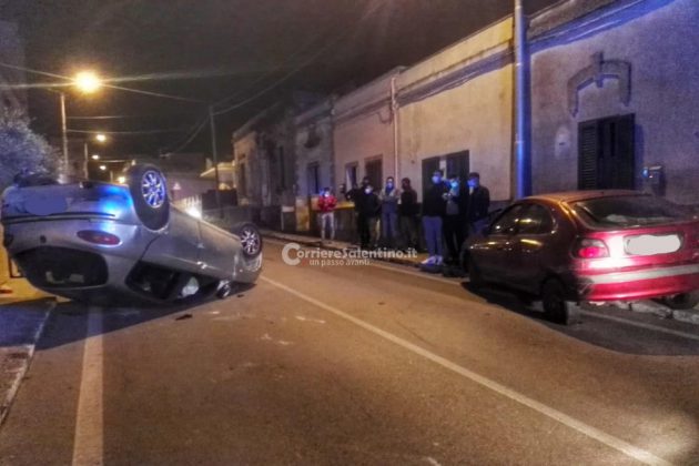 Schianto contro auto in sosta, Alfa Romeo si capovolge sull'asfalto: ferito conducente - Corriere Salentino