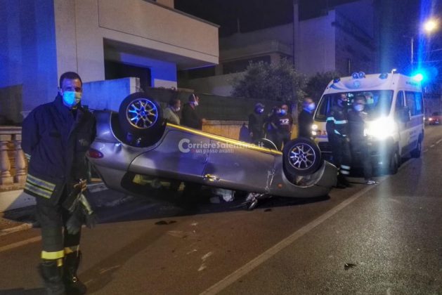 Schianto contro auto in sosta, Alfa Romeo si capovolge sull'asfalto: ferito conducente - Corriere Salentino