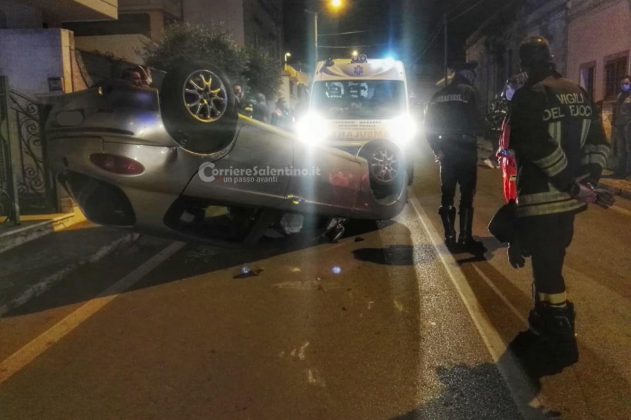 Schianto contro auto in sosta, Alfa Romeo si capovolge sull'asfalto: ferito conducente - Corriere Salentino