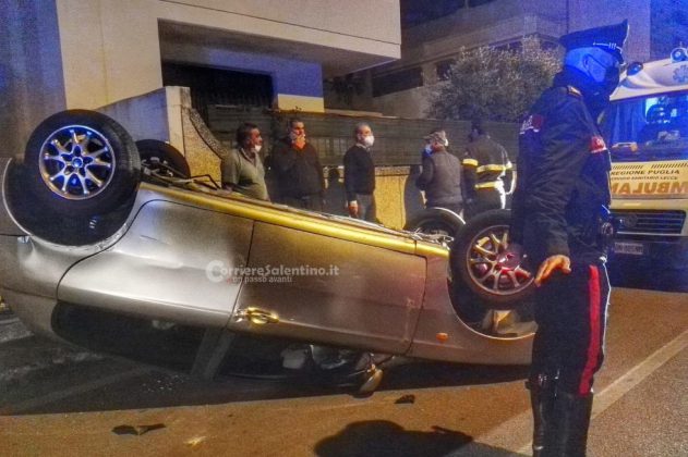 Schianto contro auto in sosta, Alfa Romeo si capovolge sull'asfalto: ferito conducente - Corriere Salentino