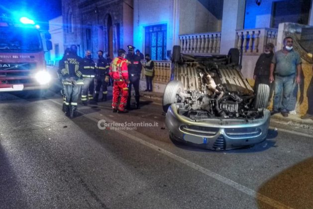 Schianto contro auto in sosta, Alfa Romeo si capovolge sull'asfalto: ferito conducente - Corriere Salentino