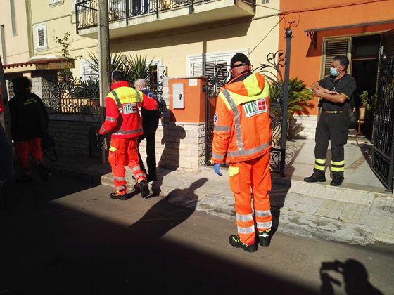 Gli cade la cristalliera addosso e resta incastrato sotto al mobile: salvato dai vigili del fuoco - Corriere Salentino