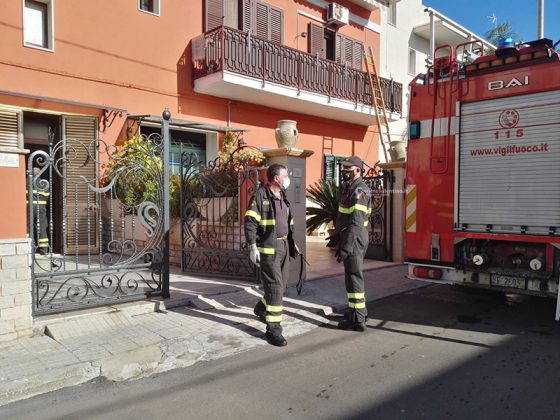 Gli cade la cristalliera addosso e resta incastrato sotto al mobile: salvato dai vigili del fuoco - Corriere Salentino