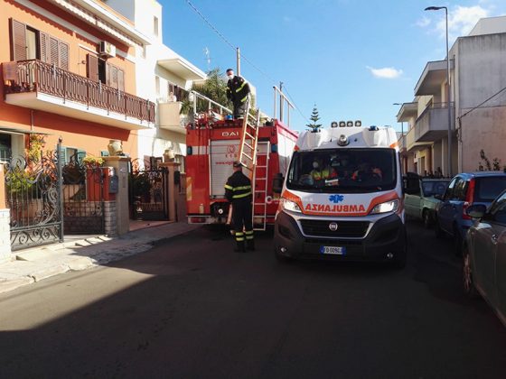 Gli cade la cristalliera addosso e resta incastrato sotto al mobile: salvato dai vigili del fuoco - Corriere Salentino