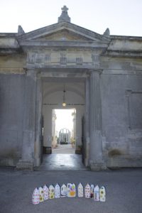 L’arte del riciclo, “sorrisi e colori oltre ai fiori” al Cimitero Comunale di Minervino di Lecce - Corriere Salentino