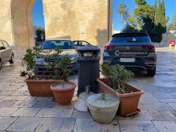 Ubriaco al volante, semina il panico in centro: sfascia auto, fioriere e poi si scaglia contro la polizia - Corriere Salentino