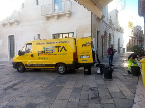 Ubriaco al volante, semina il panico in centro: sfascia auto, fioriere e poi si scaglia contro la polizia - Corriere Salentino