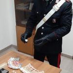 Nelle tasche involucri di cocaina e contanti, in casa altre dosi per lo spaccio: in arresto 41enne - Corriere Salentino