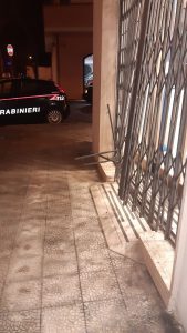 Furto in farmacia in pieno centro: bandito solitario forza la serranda e fugge con due registratori di cassa, bottino 400 euro - Corriere Salentino