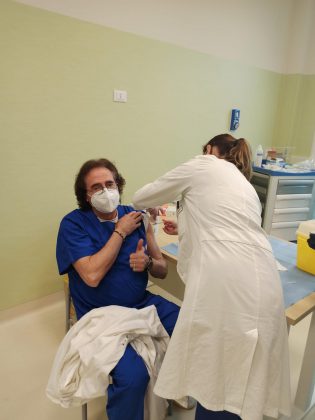 V-day, il giorno della svolta nella lotta al covid-19: ecco le immagini e le voci. Ora la vaccinazione di massa - Corriere Salentino