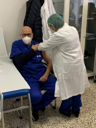 V-day, il giorno della svolta nella lotta al covid-19: ecco le immagini e le voci. Ora la vaccinazione di massa - Corriere Salentino