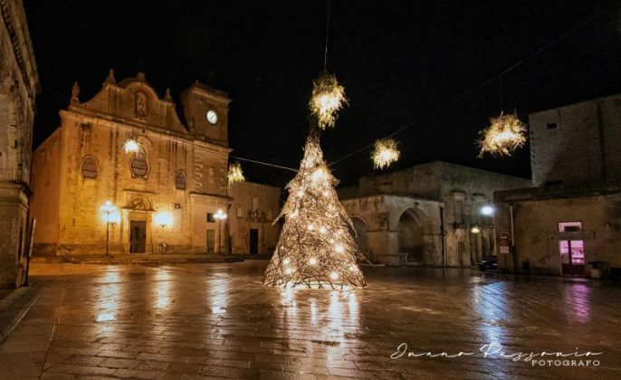 Fatto di scarti e "abitabile", a Melpignano un Albero di Natale fiabesco che invita alla riflessione - Corriere Salentino