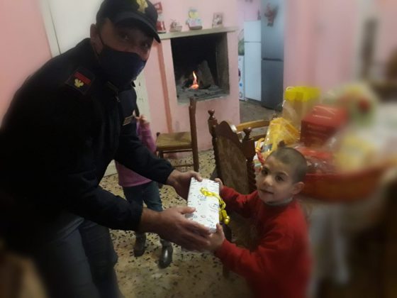 Compone il 113 per sbaglio mentre gioca col cellulare della madre, auguri "speciali" per un bimbo di 5 anni - Corriere Salentino