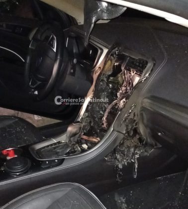 Misterioso incendio d'auto: dalla centralina manomessa partono le fiamme. Forse un furto andato male - Corriere Salentino