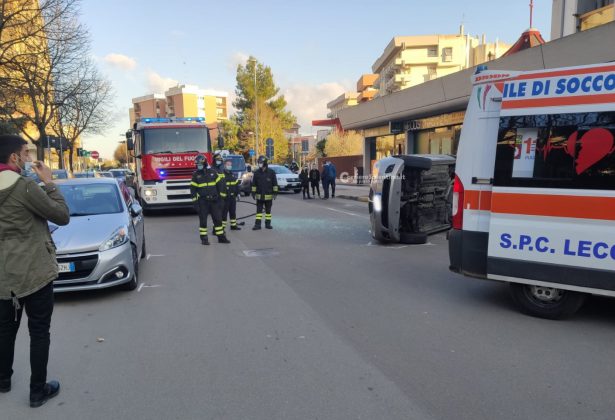 Incidente in città, auto si ribalta su un fianco: paura per due donne - Corriere Salentino