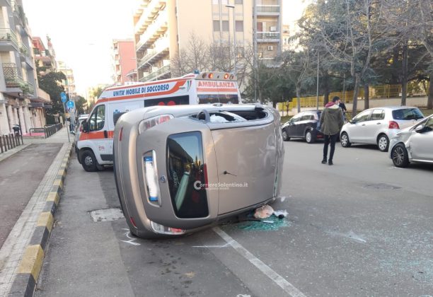 Incidente in città, auto si ribalta su un fianco: paura per due donne - Corriere Salentino
