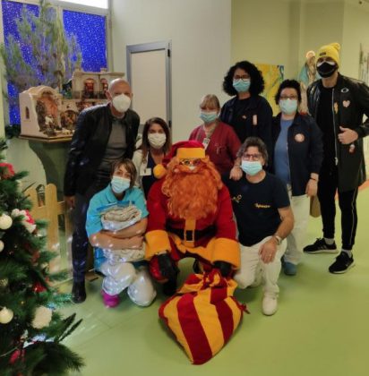 Babbo Natale GialloRosso porta i doni ai bimbi ricoverati al Fazzi - Corriere Salentino