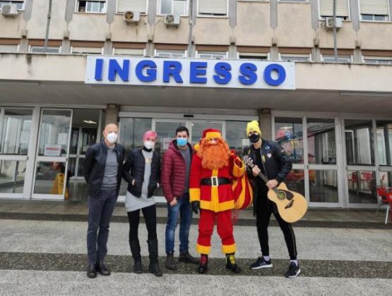 Babbo Natale GialloRosso porta i doni ai bimbi ricoverati al Fazzi - Corriere Salentino